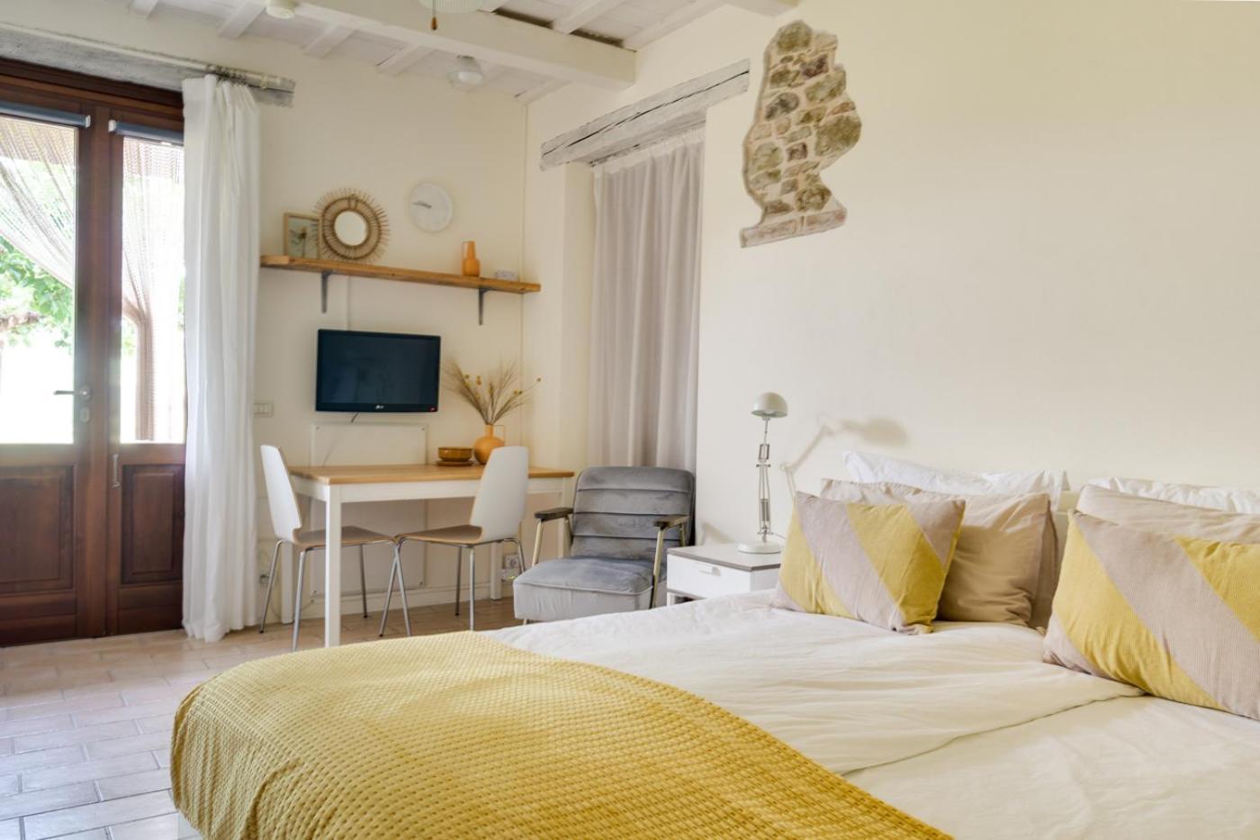 Rosa Nel Pozzo Apartments And B&B San Pietro  Bagian luar foto
